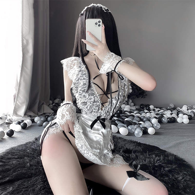 Midnight Lace – Deep V Lingerie & Suspender Set 